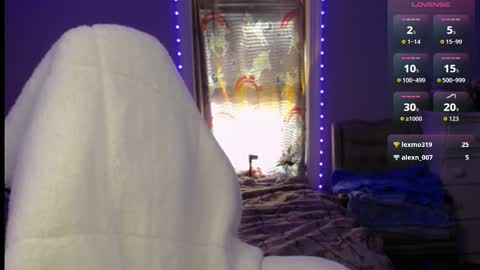 Snapshot of hollydiamond_ chatting on October 2, 5:01 pm Holly online show from October 2, 5:01 pm