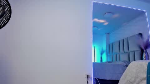 hollypeach_ online show from February 19, 8:19 pm