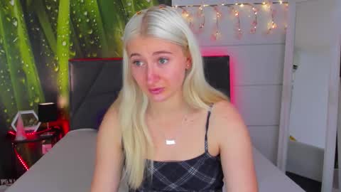 HollyTaillor online show from September 30, 6:13 am