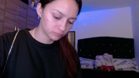 holy_julii online show from June 7, 3:44 am
