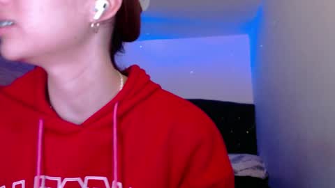 holy_julii online show from June 2, 4:36 am