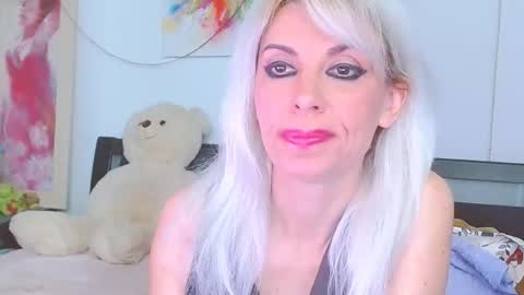 honey_lara online show from April 15, 3:32 am