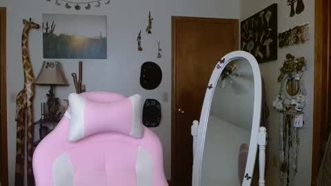 Honey Bee online show from December 2, 7:00 pm