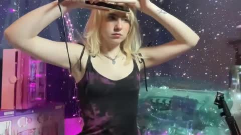 Snapshot of honeyxlimbed chatting on January 17, 12:10 am Emi Rose online show from January 17, 12:10 am