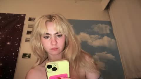 Snapshot of honeyxlimbed chatting on February 13, 8:06 am Emi Rose online show from February 13, 8:06 am