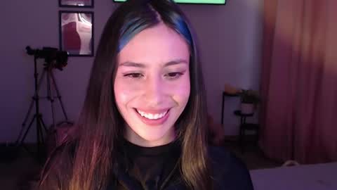 Snapshot of honeyypeaach chatting on February 14, 10:25 pm    online show from February 14, 10:25 pm