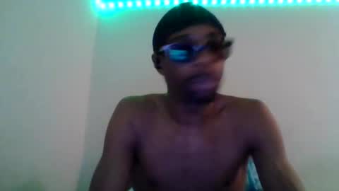 Snapshot of hoodlatelatenightshow chatting on January 7, 8:03 am blackhoodcouple online show from January 7, 8:03 am