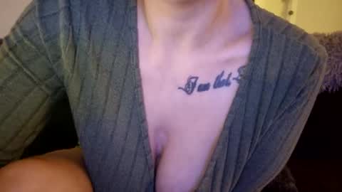 Snapshot of horneymomnextdoor chatting on October 29, 1:29 am horneymomnextdoor online show from October 29, 1:29 am