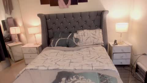 Snapshot of hot_laureen chatting on December 4, 8:28 am lyn online show from December 4, 8:28 am