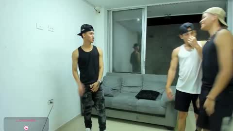 Vanesa Oliver and Andrew online show from November 22, 3:05 am