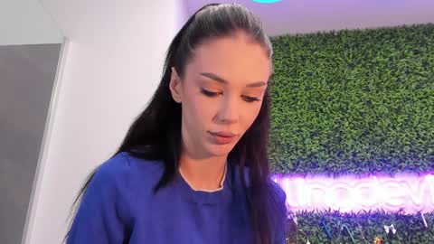 hotfallingdevil online show from February 7, 6:49 am