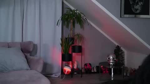 hotmilfbitch online show from March 1, 7:04 pm