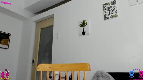 Snapshot of hottycrishinaxx chatting on September 12, 7:32 am crishinahotty online show from September 12, 7:32 am