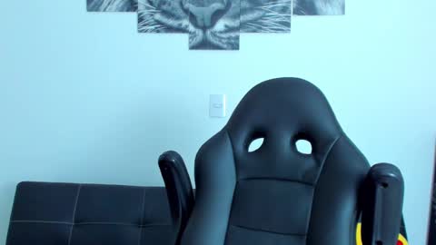 Snapshot of humber_eli chatting on February 11, 1:10 am Eli online show from February 11, 1:10 am