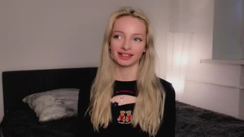 Snapshot of hypno_eyes_babe chatting on October 2, 2:16 pm Kate online show from October 2, 2:16 pm