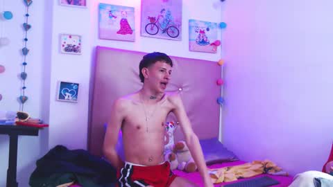 iam_lukas__ online show from January 14, 4:26 pm