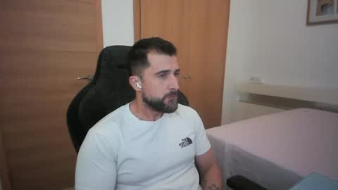 Snapshot of iberian_macho chatting on October 23, 3:02 pm iberian_macho online show from October 23, 3:02 pm