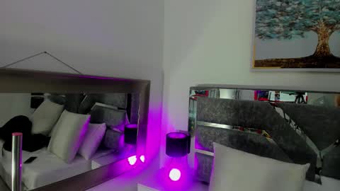 Snapshot of iliy_ chatting on October 18, 7:01 am ILY   online show from October 18, 7:01 am