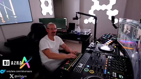 Snapshot of imdjazra chatting on February 21, 2:06 am DJ Azra online show from February 21, 2:06 am