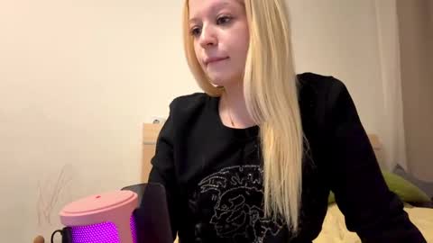 Lola online show from April 8, 4:21 pm