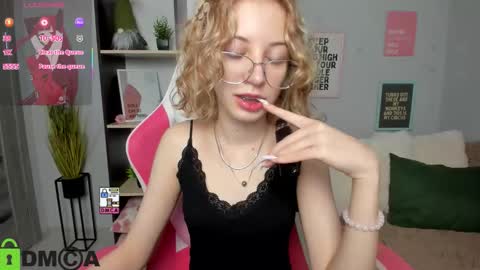 Mia online show from November 17, 3:36 pm