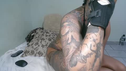 Snapshot of ink_bella chatting on October 26, 3:29 am ink bella online show from October 26, 3:29 am