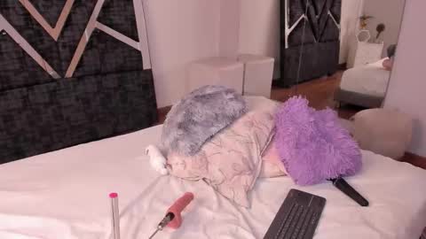 oIssaJonneso online show from January 17, 1:42 pm