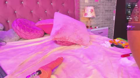 Snapshot of isabellabroms21 chatting on February 10, 5:47 am v online show from February 10, 5:47 am