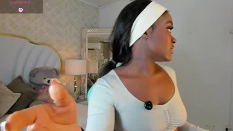 Snapshot of isabellabroms21 chatting on September 19, 10:46 pm v online show from September 19, 10:46 pm