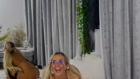 IsabelleEthan online show from November 18, 5:32 am