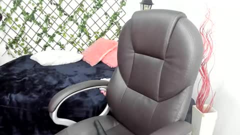 Issa  online show from November 1, 6:29 pm