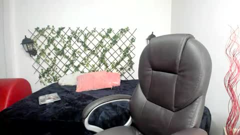 Issa  online show from November 6, 5:16 pm