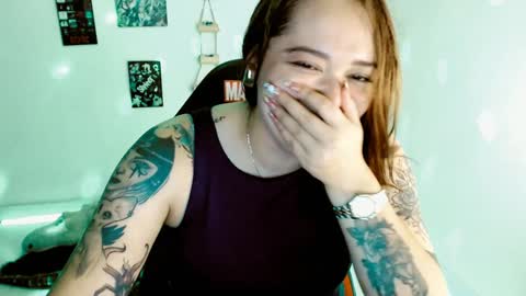 Snapshot of issis_demon chatting on December 8, 8:09 am Yiz online show from December 8, 8:09 am