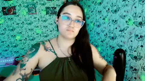 Snapshot of issis_demon chatting on October 7, 7:26 am Yiz online show from October 7, 7:26 am