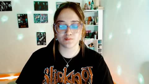 Snapshot of issis_demon chatting on December 7, 2:36 am Yiz online show from December 7, 2:36 am