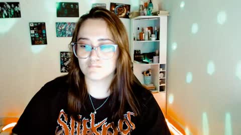 Snapshot of issis_demon chatting on December 14, 6:24 am Yiz online show from December 14, 6:24 am