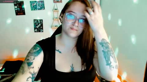 Snapshot of issis_demon chatting on February 23, 7:22 am Yiz online show from February 23, 7:22 am