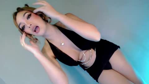 Snapshot of its_me_hedone chatting on February 15, 10:52 pm Pixie online show from February 15, 10:52 pm