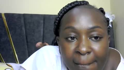 Snapshot of its_sweet chatting on October 28, 11:44 am BigAss horny online show from October 28, 11:44 am