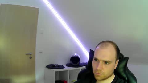 here4y online show from April 5, 2:25 pm