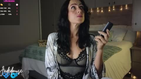 Jade online show from April 3, 8:38 pm