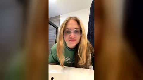 jademonroe0522 online show from April 6, 9:27 pm