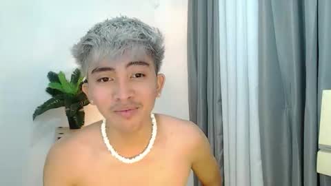 jaysee_hugecox online show from April 16, 10:37 am