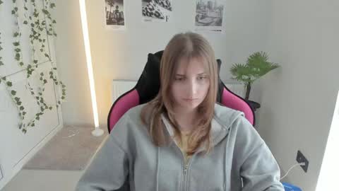 Karla online show from April 25, 2:03 pm