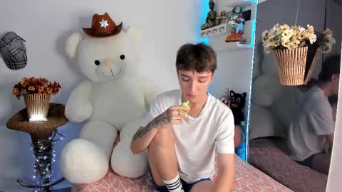 jero independent model online show from March 6, 8:24 am