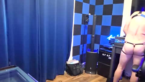 Jizzy Blue online show from May 17, 9:35 pm