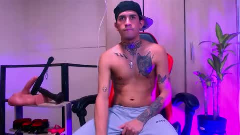 josue_linares online show from May 24, 4:52 am