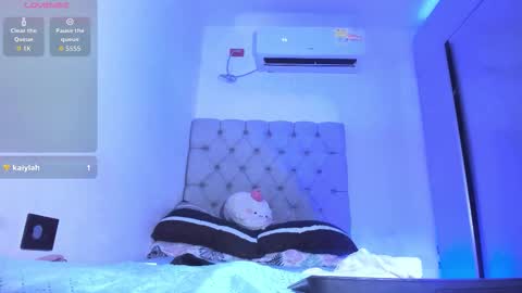 independent model online show from January 9, 3:17 pm