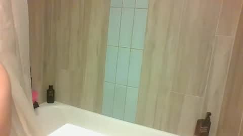 Snapshot of juicyyxx3 chatting on December 11, 8:26 am Juiccy online show from December 11, 8:26 am