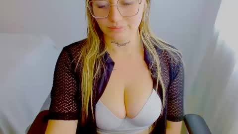 Snapshot of juli_69 chatting on September 17, 6:44 pm Juliana Torres online show from September 17, 6:44 pm